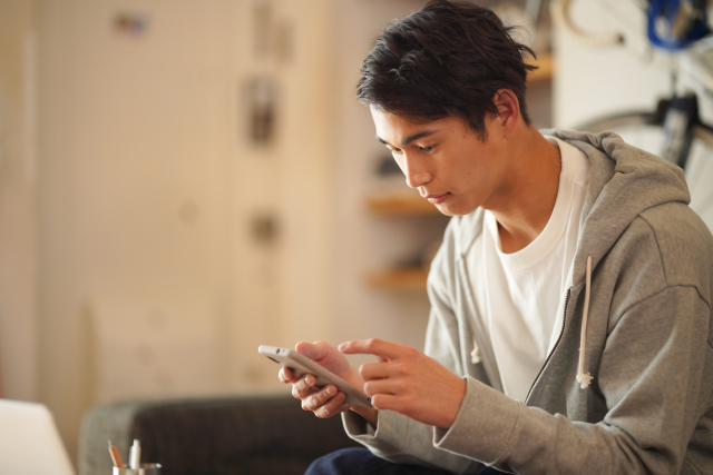 スマホを見る