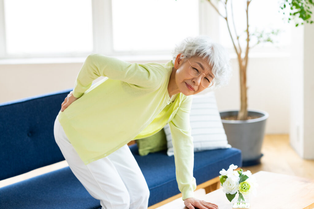 立ち上がるとき腰に痛みが走った女性